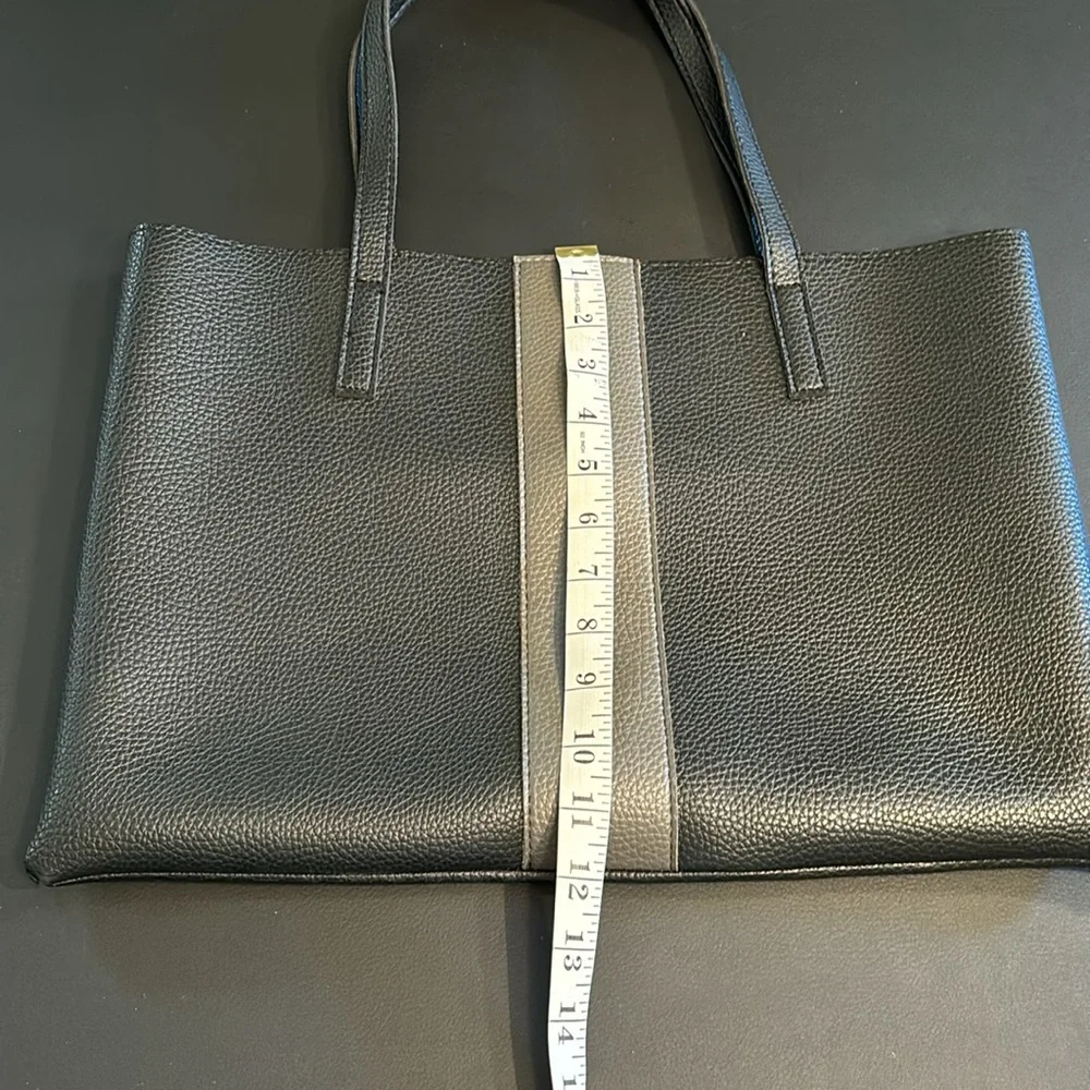 Vince Camuto shoulder bag. - Picture 5 of 6